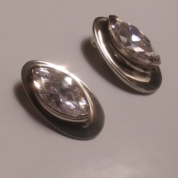 Earrings - Picture 1 of 3